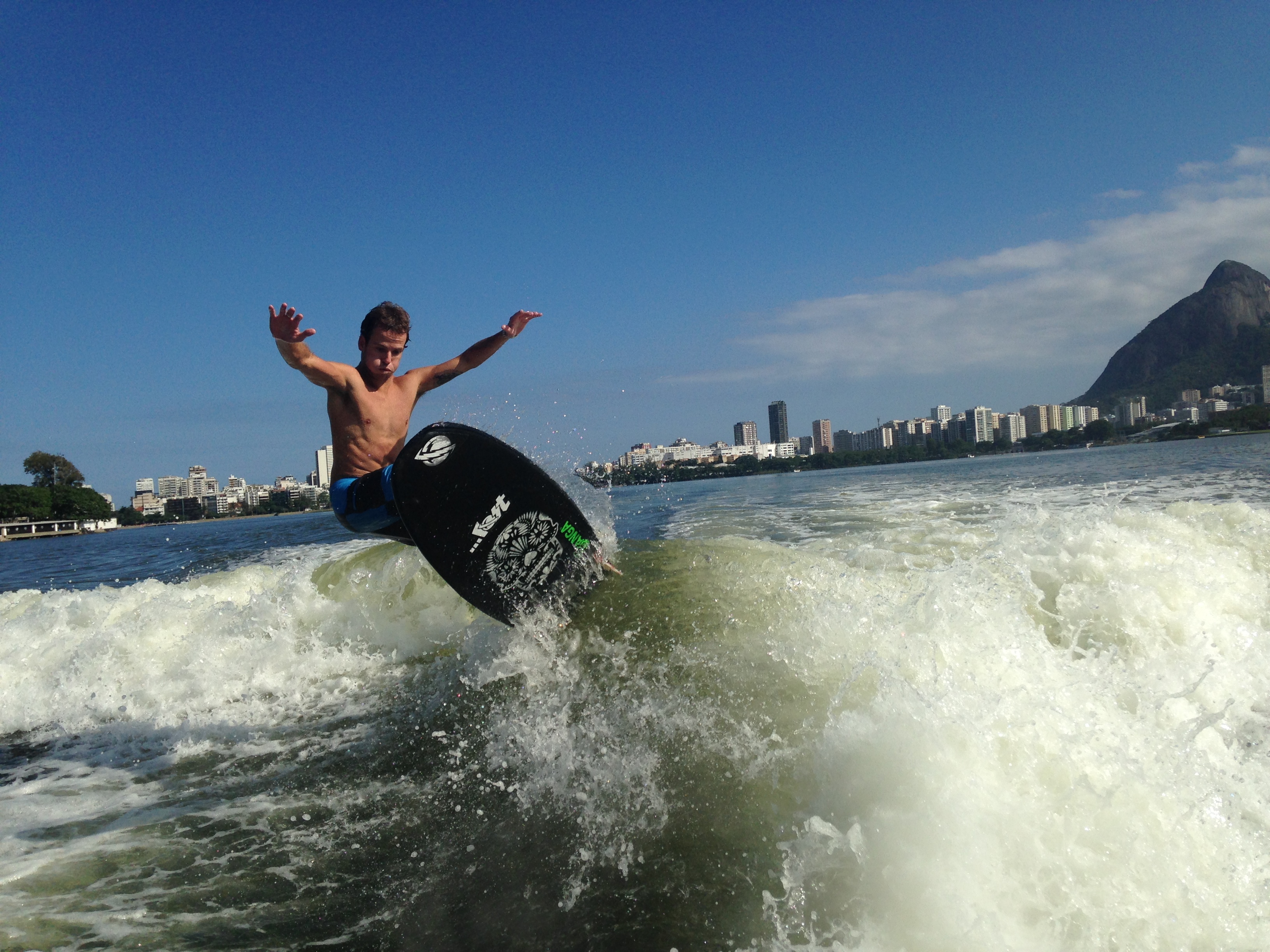 Wakeboard Rio - Salto perfeito executado por aluno na escola Rio Wake Center